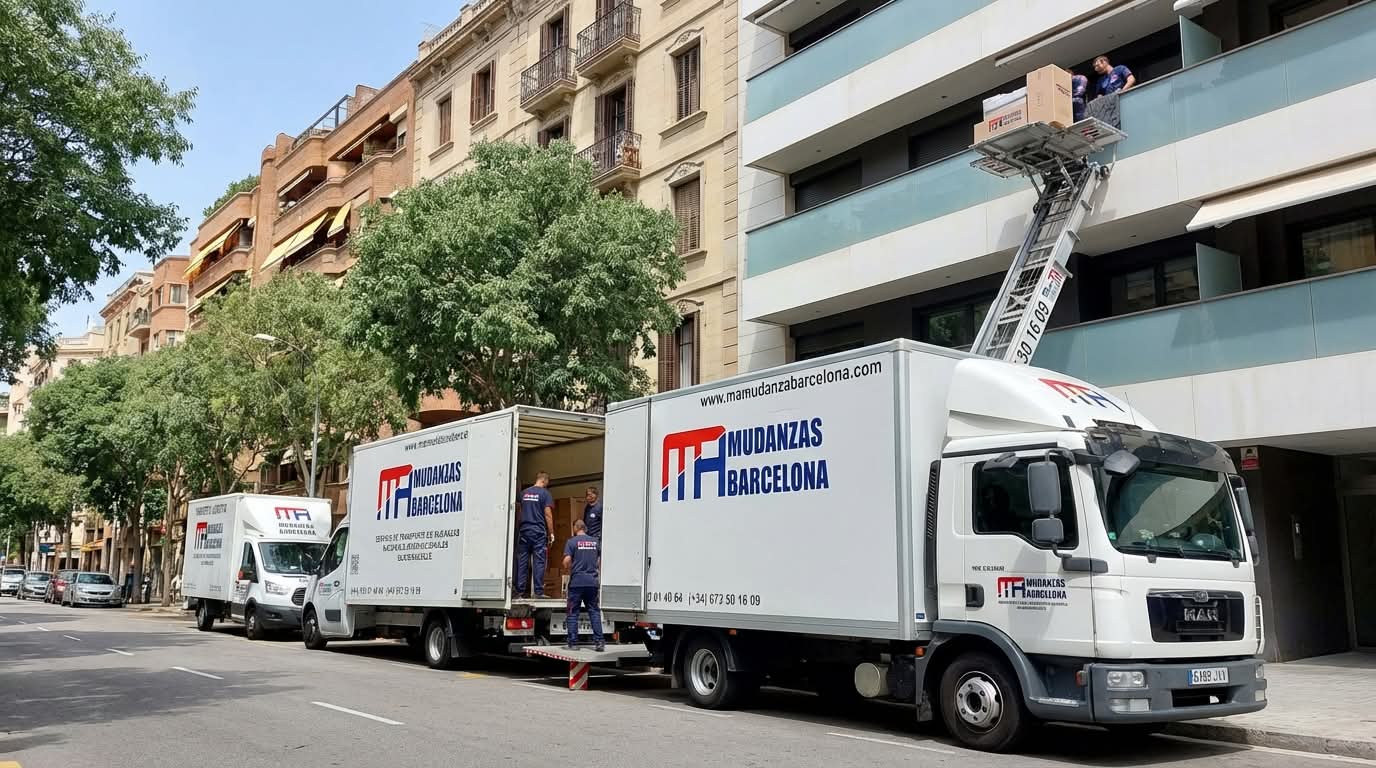 Camión y grúa elevadora de MAMudanzas Barcelona trasladando cajas a un balcón en Barcelona